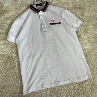 フレッドペリー(FRED PERRY)のFRED PERRY (M) ロゴ入り ホワイト ポロシャツ 襟 お洒落 半袖(ポロシャツ)