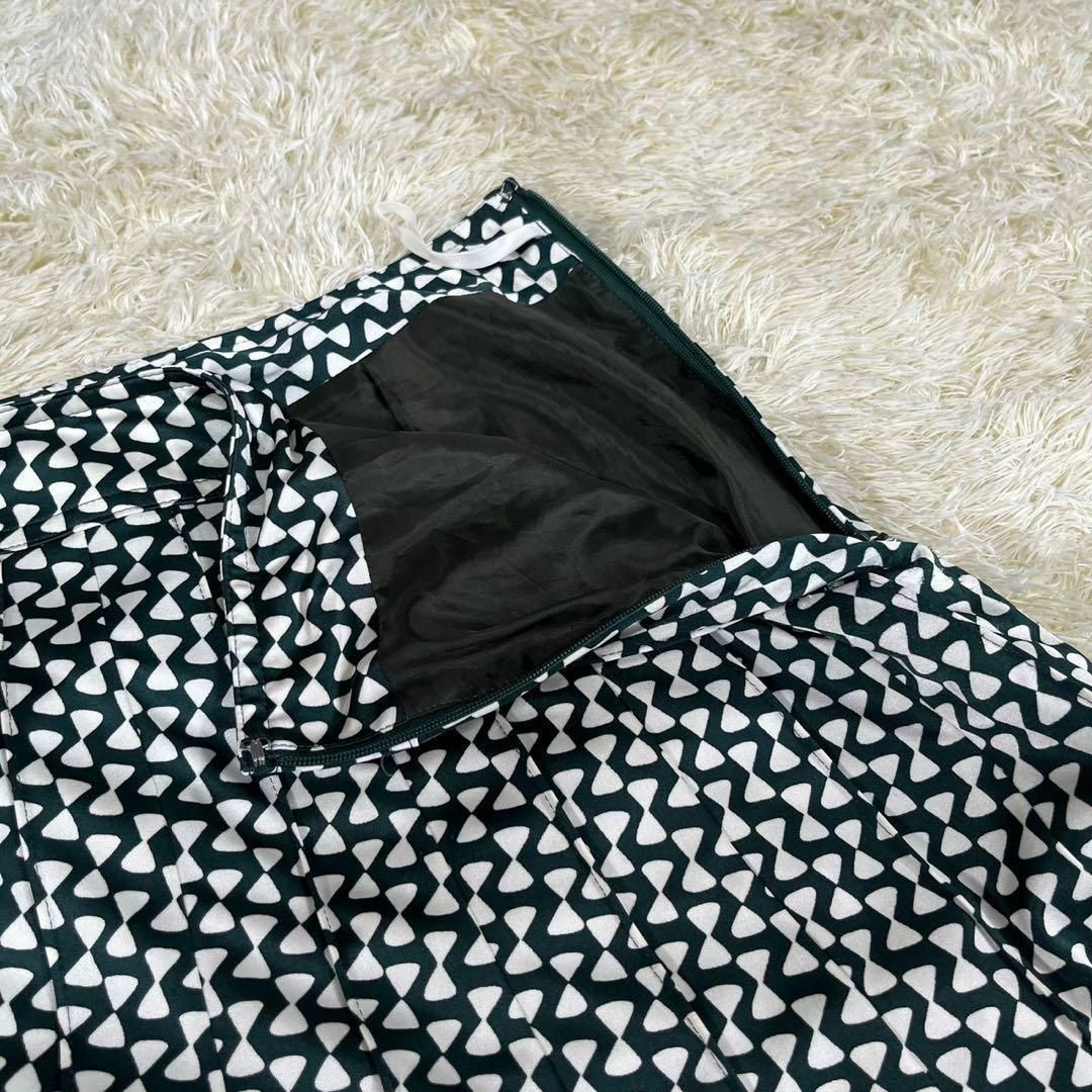 自由区(ジユウク)の自由区 (M) 総柄 白黒 モノトーン フレアスカート ひざ丈 レディースのスカート(ひざ丈スカート)の商品写真