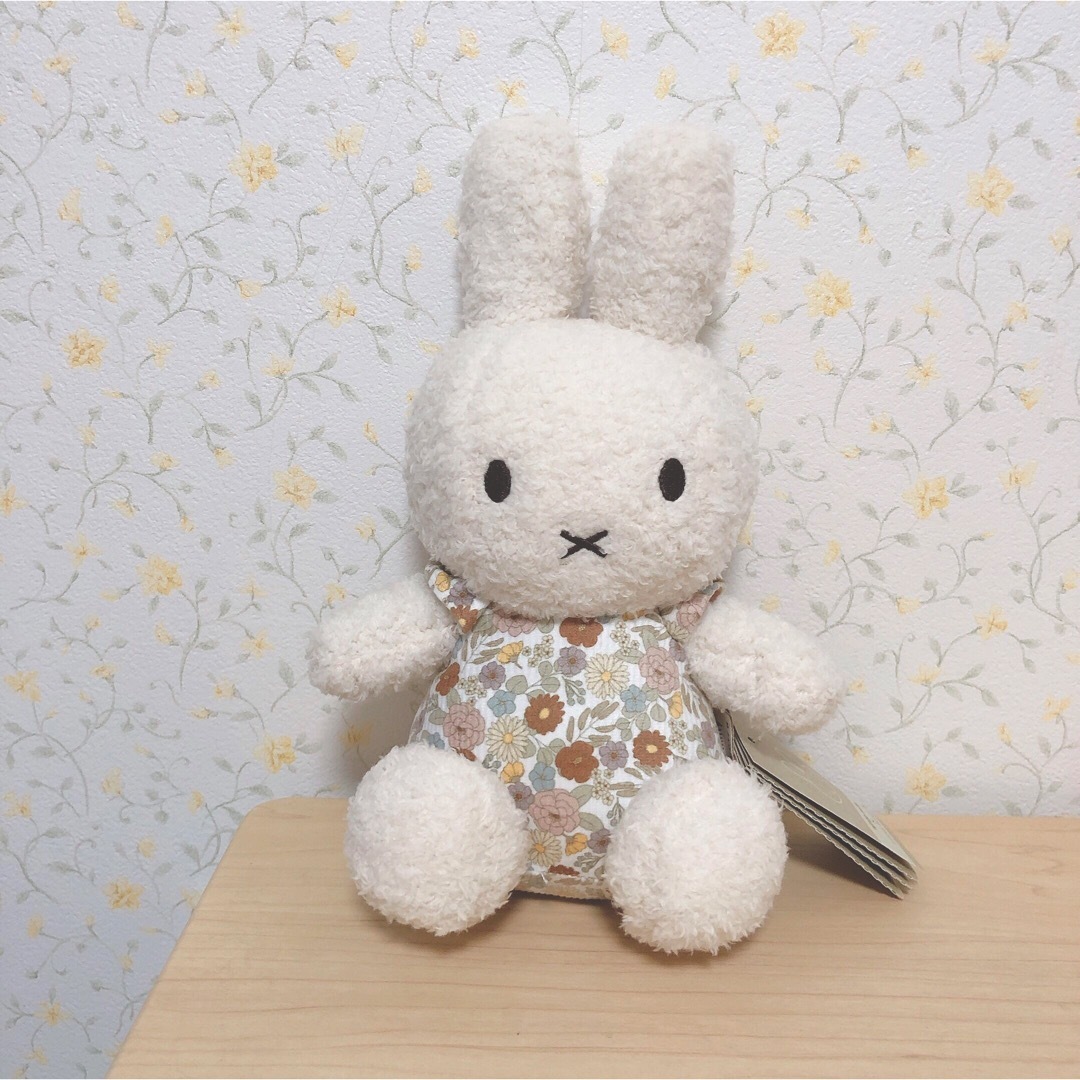 miffy(ミッフィー)の【日本未発売】ミッフィー　リトルダッチ　花柄　25cm ぬいぐるみ　海外限定 エンタメ/ホビーのおもちゃ/ぬいぐるみ(キャラクターグッズ)の商品写真