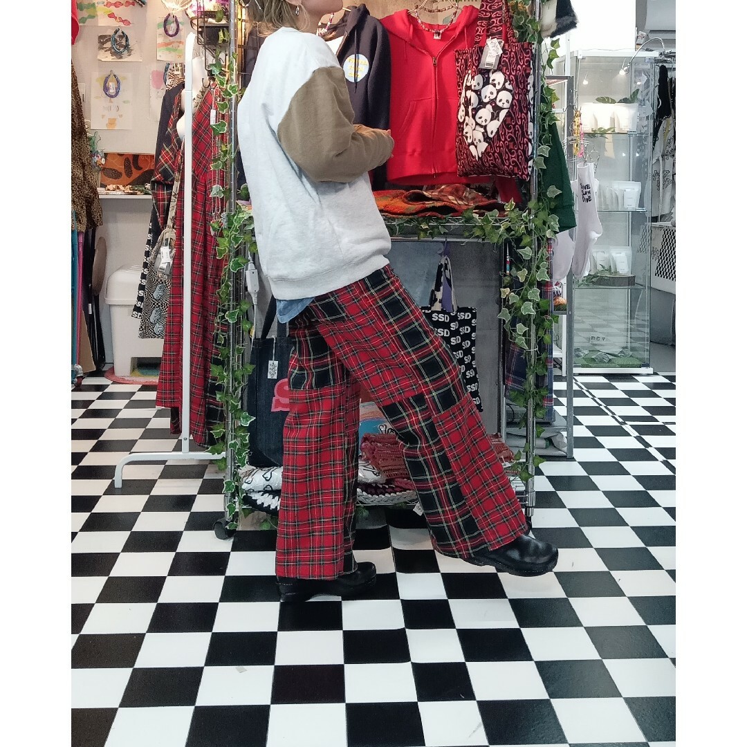 タータンチェック　ミックスワイドパンツ　red×navy レディースのパンツ(カジュアルパンツ)の商品写真