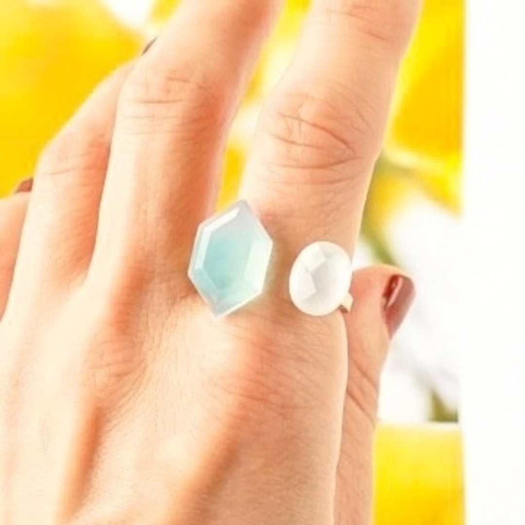 春色 カルセドニー × 白蝶貝 フリーサイズ 指輪 フォークリング 水色 結婚式 レディースのアクセサリー(リング(指輪))の商品写真
