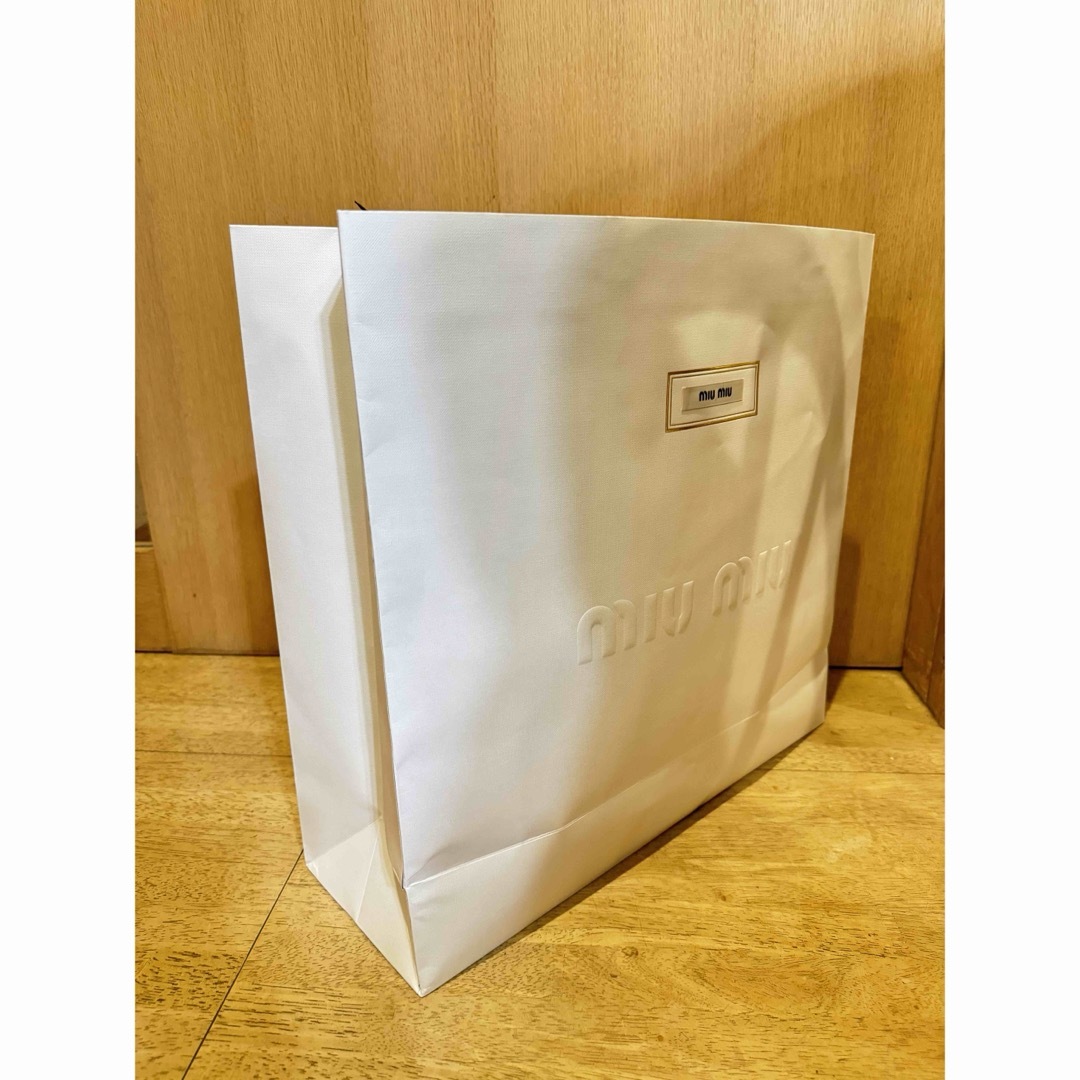 miumiu(ミュウミュウ)のmiu miu 紙袋 リボン付き　新品、未使用   レディースのバッグ(ショップ袋)の商品写真