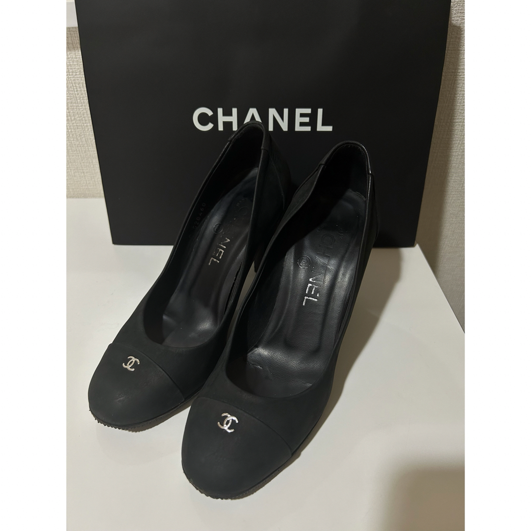 CHANEL(シャネル)のCHANELシャネル★36（23cm）ブラッククラシックパンプス　冠婚葬祭 レディースの靴/シューズ(ハイヒール/パンプス)の商品写真