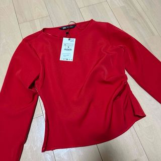 ザラ(ZARA)の【新品未使用】ZARA サイドプリーツ トップス      (シャツ/ブラウス(長袖/七分))