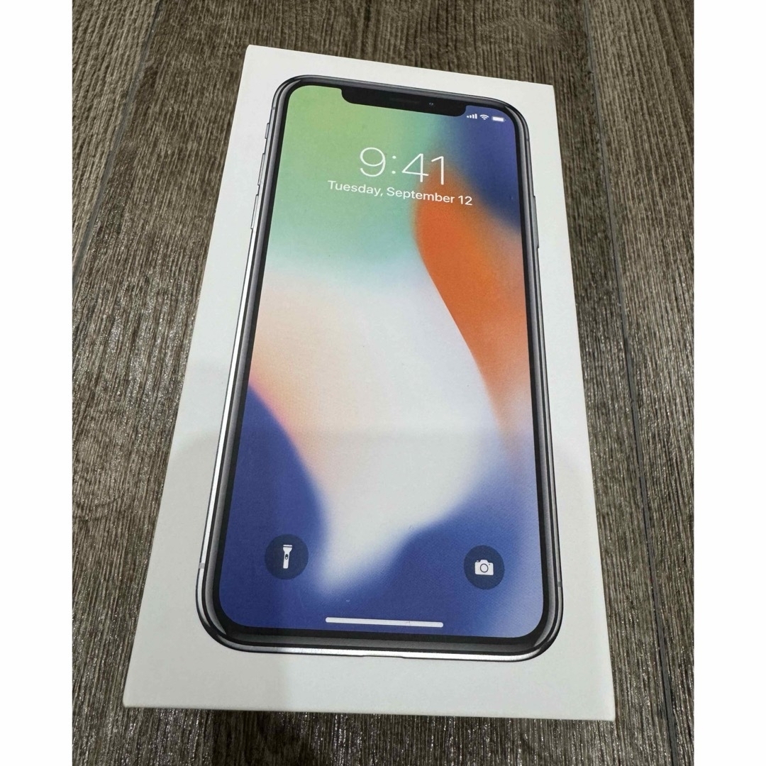 iPhone(アイフォーン)の【送料無料】iphone X 64GB（箱、充電アダプタ、ケーブル、SIMピン） スマホ/家電/カメラのスマートフォン/携帯電話(スマートフォン本体)の商品写真