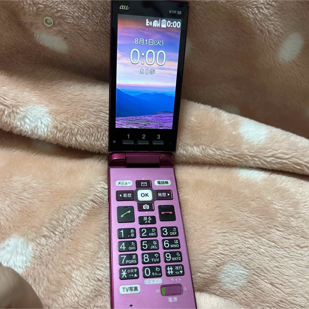 au(エーユー)のau KYF38 スマホ/家電/カメラのスマートフォン/携帯電話(携帯電話本体)の商品写真