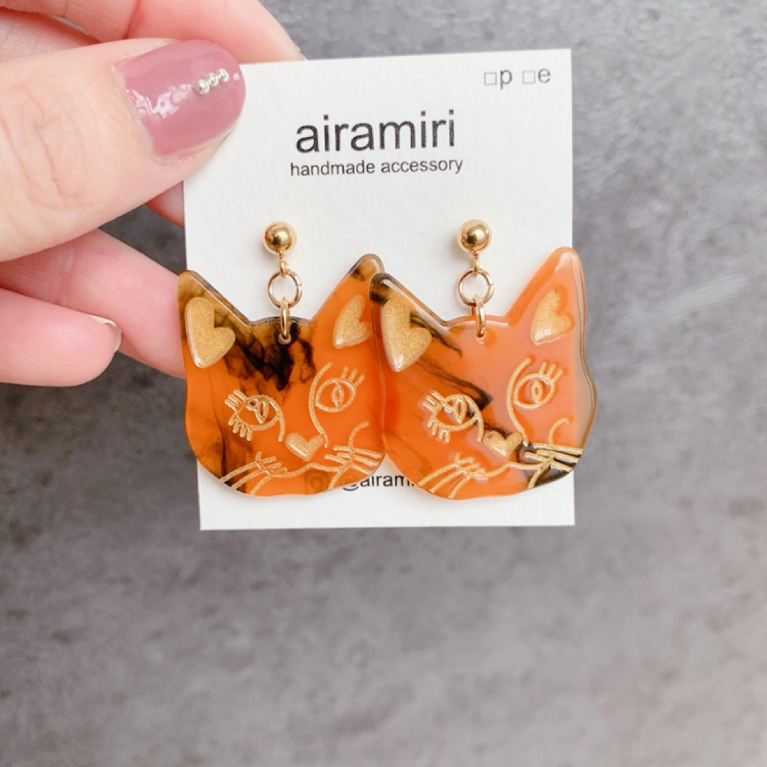 349【アレルギー対応】べっこうねこちゃんピアス/イヤリング ハンドメイドのアクセサリー(ピアス)の商品写真