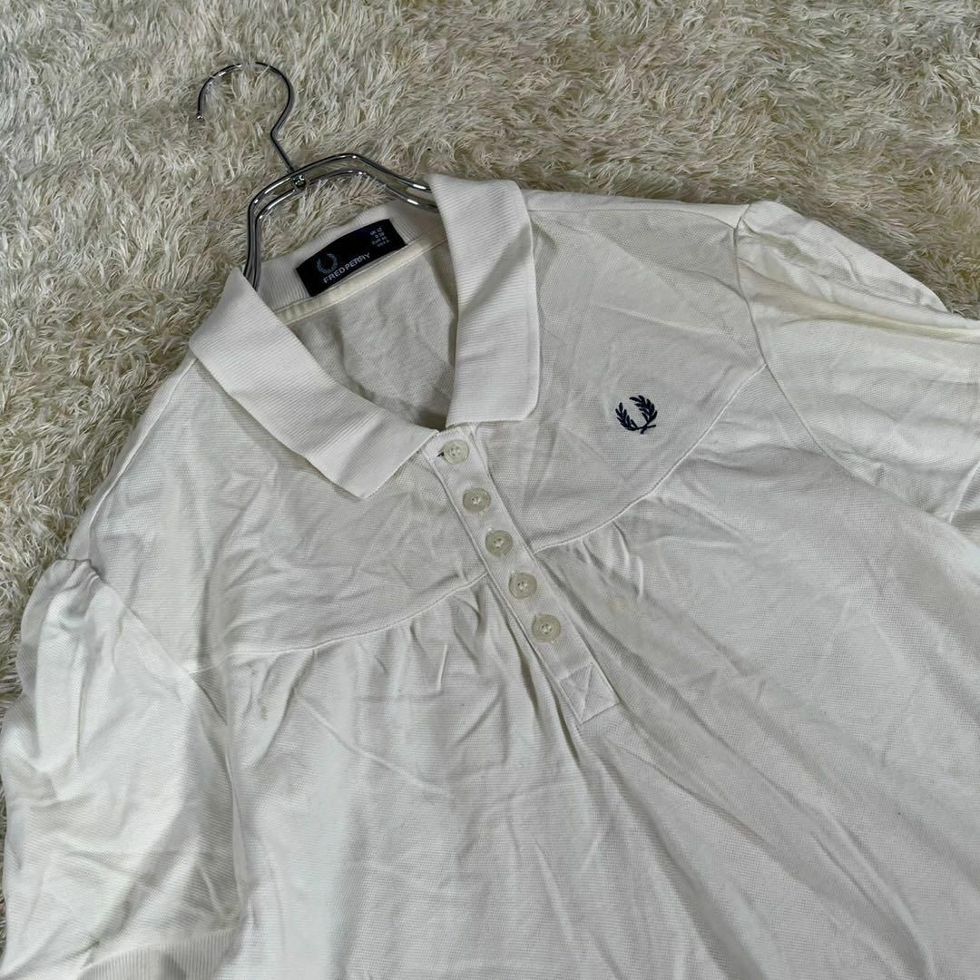 FRED PERRY(フレッドペリー)のFRED PERRY フレッドペリー (F) ロゴ入り ホワイト ポロシャツ レディースのトップス(ポロシャツ)の商品写真