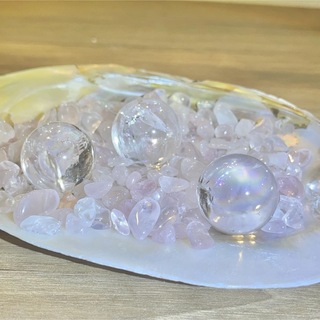 5点水晶浄化セット 水晶玉　天然石さざれ　真珠貝殻 パワーストーン 開運虹入り(置物)