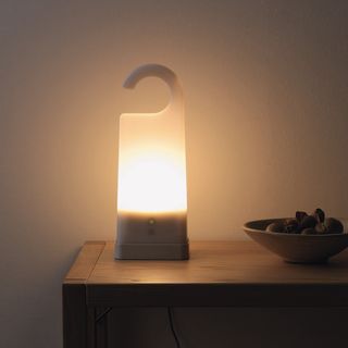 新品 無印良品 ＬＥＤ持ち運びできるあかり　キャンプ　ホワイト懐中電灯 照明◇(フロアスタンド)