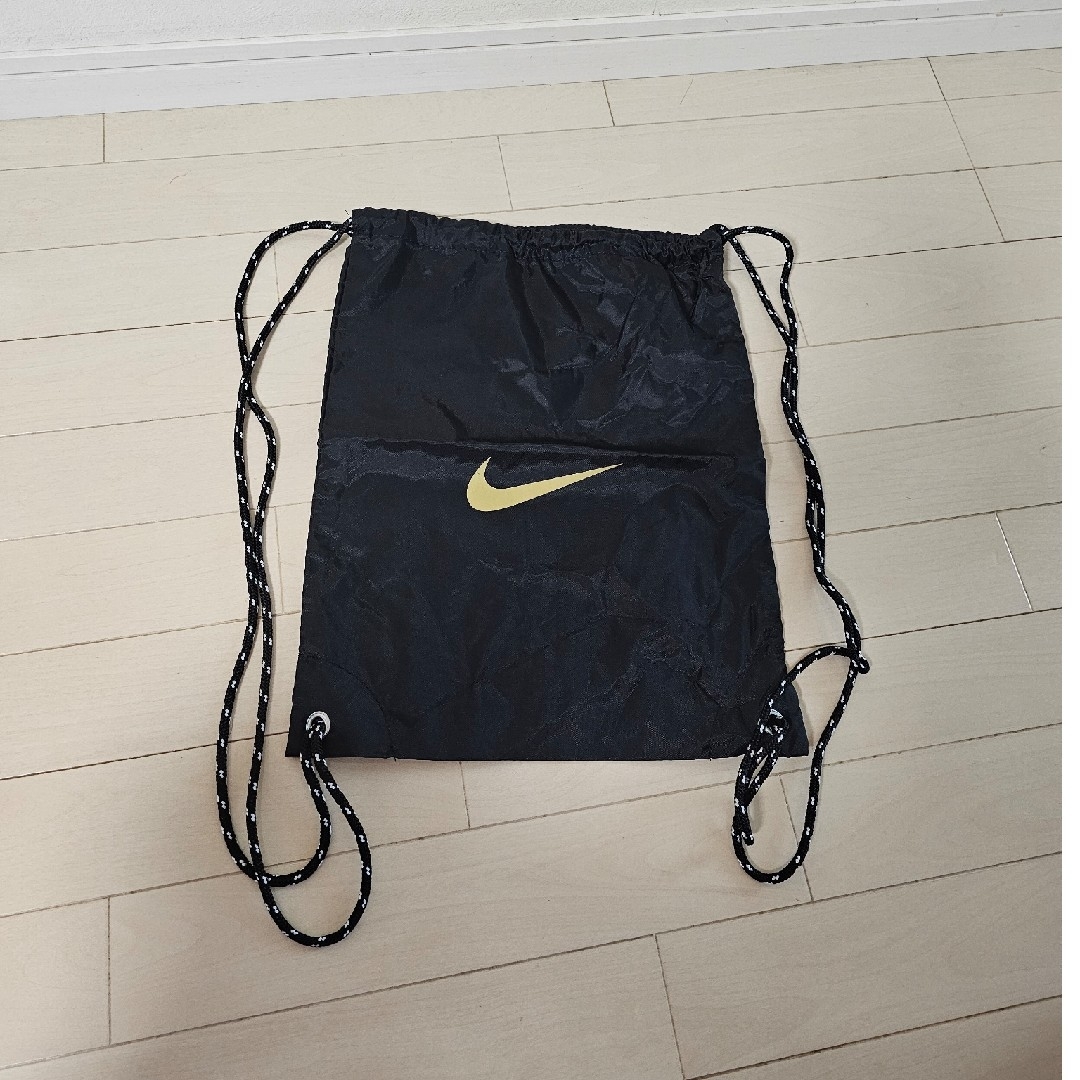 NIKE(ナイキ)のNIKE 黒×金ロゴ ナップザック ナイキ リュック バッグ メンズのバッグ(バッグパック/リュック)の商品写真