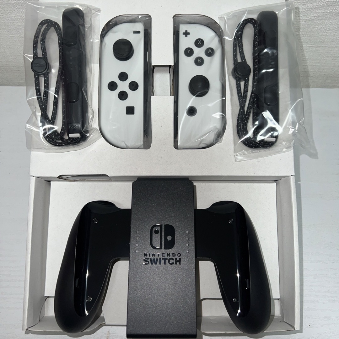 Nintendo Switch(ニンテンドースイッチ)の Switch Joy-Conホワイト、ストラップ、グリップセット エンタメ/ホビーのゲームソフト/ゲーム機本体(その他)の商品写真