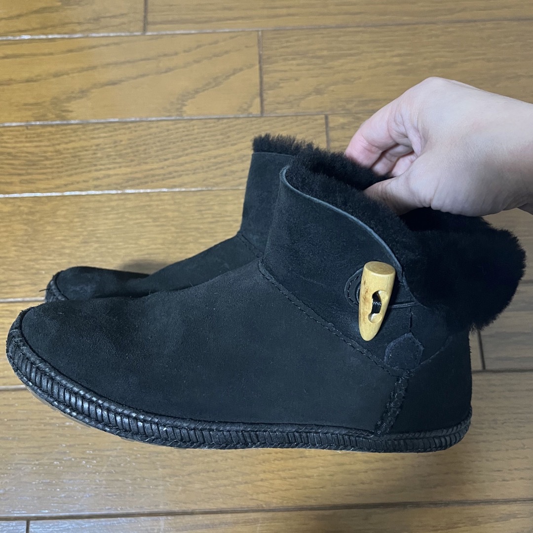 UGG(アグ)の21 UGG キッズ ブーツ ブラック キッズ/ベビー/マタニティのキッズ靴/シューズ(15cm~)(ブーツ)の商品写真