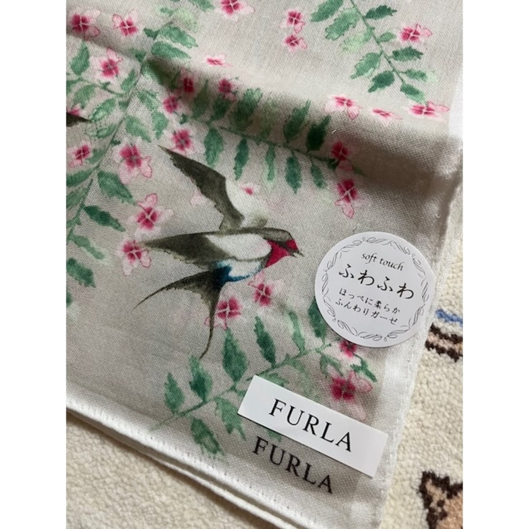 Furla(フルラ)のフルラ  ガーゼハンカチ  燕柄ツバメg レディースのファッション小物(ハンカチ)の商品写真