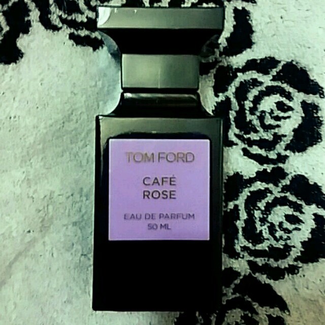 TOM FORD(トムフォード)のTOMFORD CAFE ROSE香水 コスメ/美容の香水(香水(女性用))の商品写真