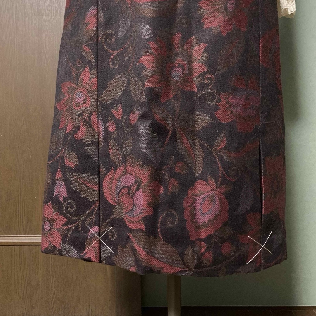 ウ－ル100% 落ち着いた花柄スカ－ト（15号）新品 レディースのスカート(ひざ丈スカート)の商品写真
