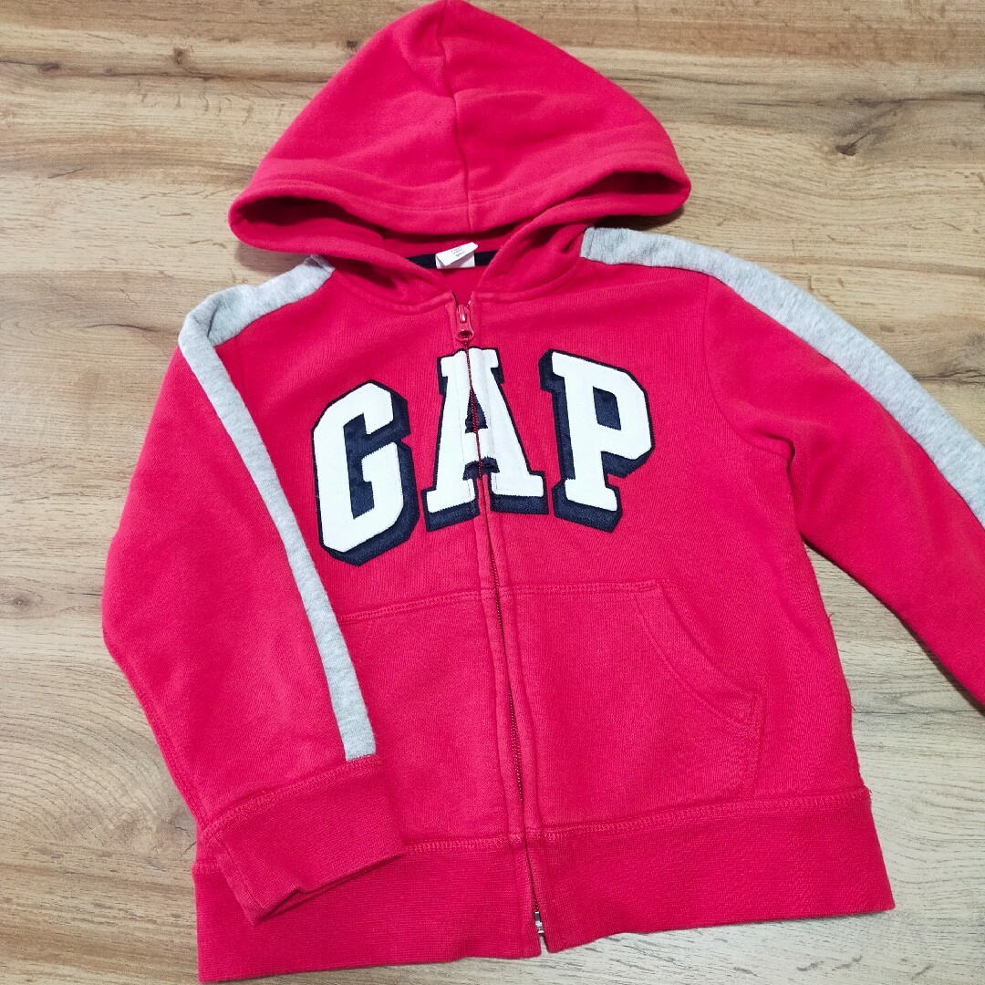 babyGAP(ベビーギャップ)のGAP レッドパーカー 110 キッズ/ベビー/マタニティのキッズ服男の子用(90cm~)(ジャケット/上着)の商品写真