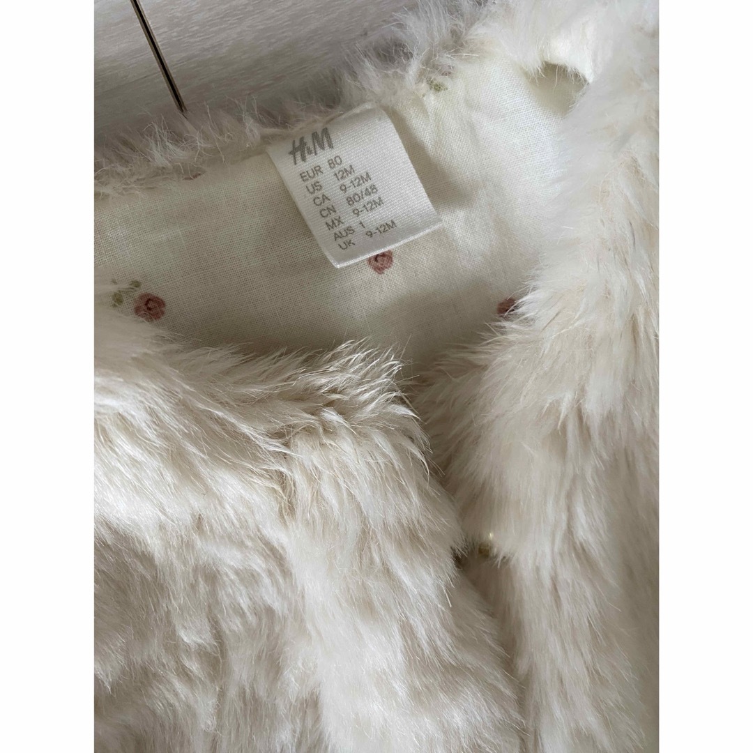 H&M(エイチアンドエム)のファーベスト✳︎ベビー　ホワイト　H&M キッズ/ベビー/マタニティのベビー服(~85cm)(カーディガン/ボレロ)の商品写真