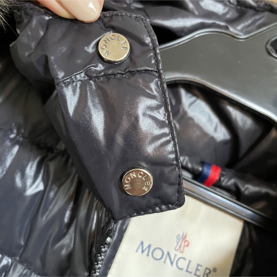 MONCLER(モンクレール)のポムピノさま専用★モンクレール ダウンコート　12A ブラック　黒　ファー レディースのジャケット/アウター(ダウンコート)の商品写真