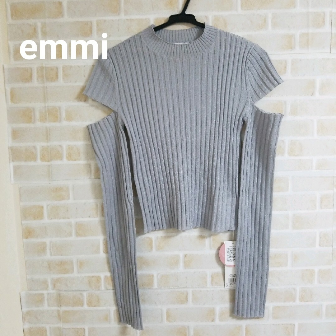 emmi atelier(エミアトリエ)の【本日削除/最終値下】emmi クロップドシャイニー二ットトップス レディースのトップス(ニット/セーター)の商品写真