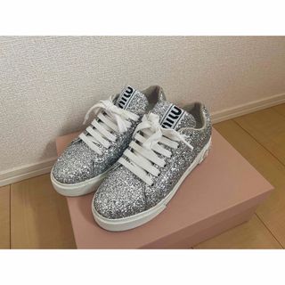 ミュウミュウ(miumiu)のmiumiuスニーカー(スニーカー)