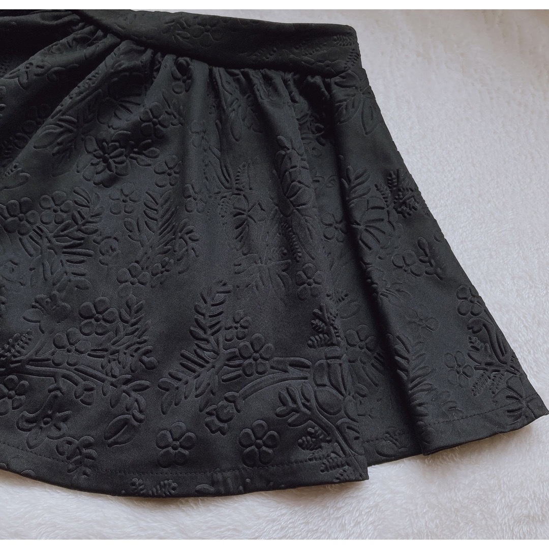 型押し 花柄 ボタニカル 総柄 フレア ヒラミニ  ミニスカート ミニスカ 黒 レディースのスカート(ミニスカート)の商品写真