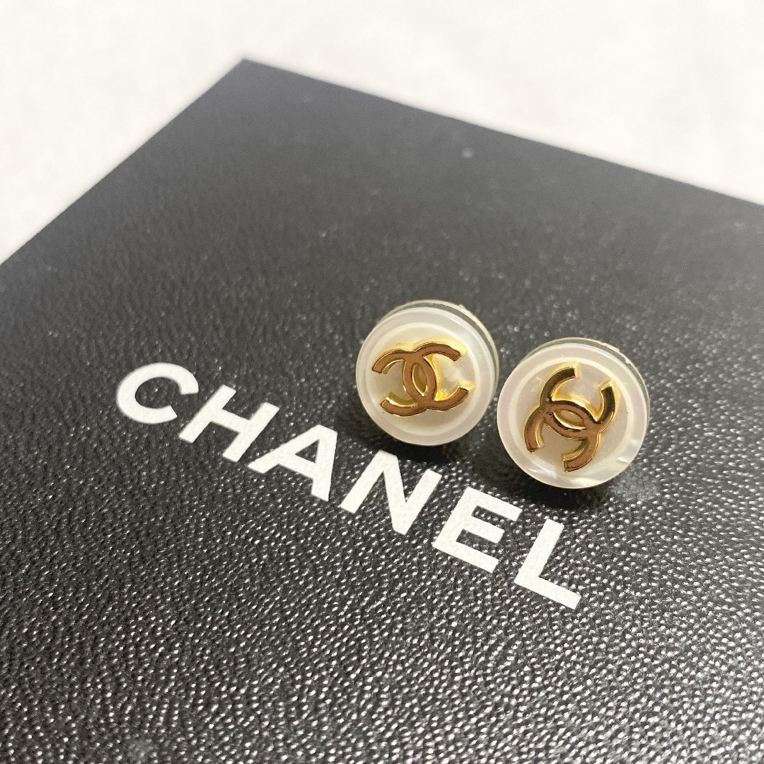 CHANEL - CHANEL シェルサークルピアス vintage 98P ココマークの通販