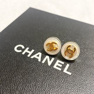 シャネル(CHANEL)のCHANEL シェルサークルピアス　vintage 98P ココマーク(ピアス)