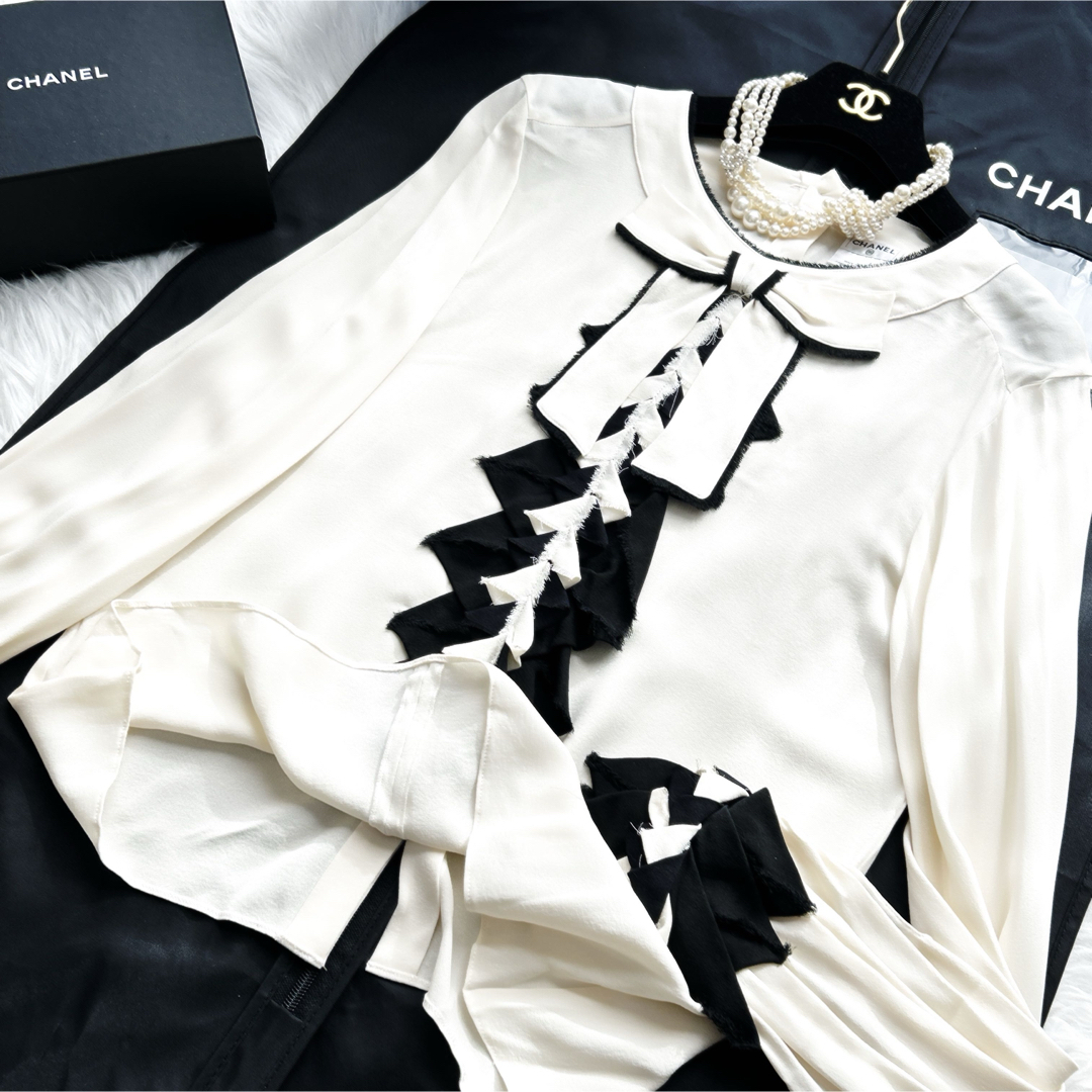 CHANEL(シャネル)の美品　CHANEL シャネル　シルク　おリボン　折り紙　ブラウス　フリル　シャツ レディースのトップス(シャツ/ブラウス(長袖/七分))の商品写真