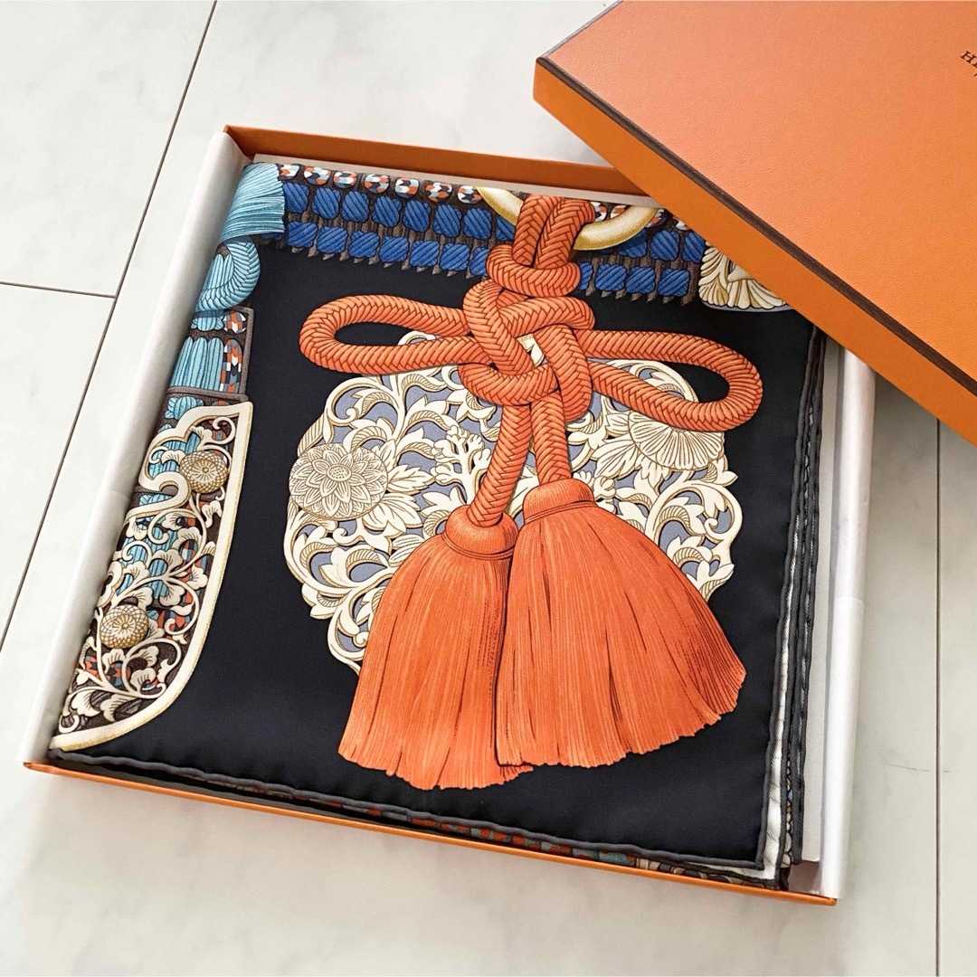 Hermes(エルメス)のエルメス スカーフ カレ90 侍の鎧兜 レディースのファッション小物(バンダナ/スカーフ)の商品写真