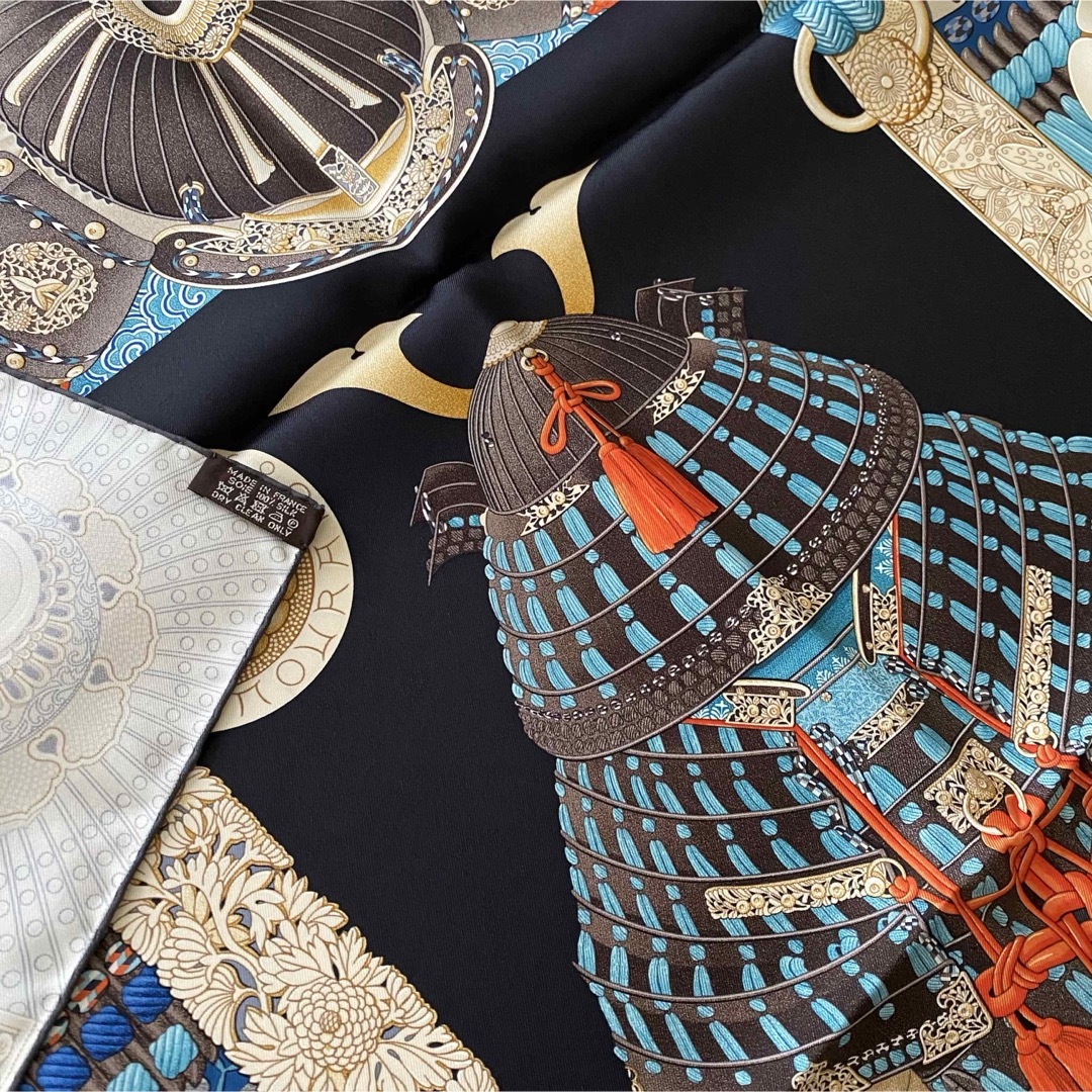 Hermes(エルメス)のエルメス スカーフ カレ90 侍の鎧兜 レディースのファッション小物(バンダナ/スカーフ)の商品写真