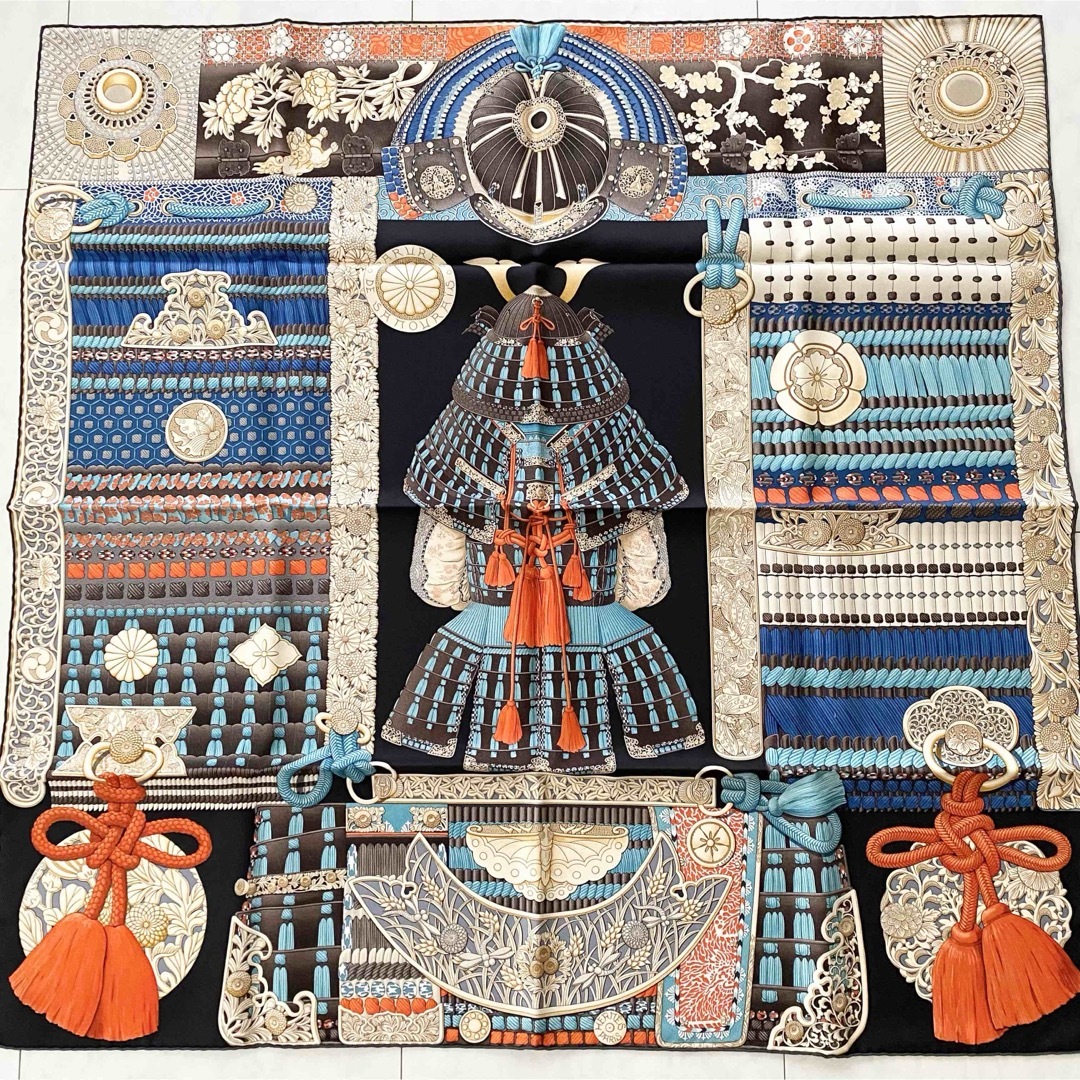 Hermes(エルメス)のエルメス スカーフ カレ90 侍の鎧兜 レディースのファッション小物(バンダナ/スカーフ)の商品写真