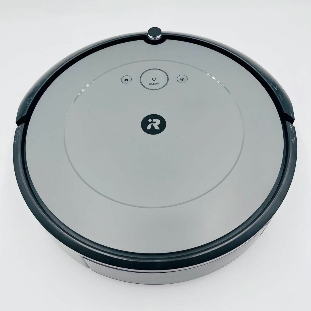 iRobot(アイロボット)の【美品】iRobot ルンバ i215860 ロボット掃除機 送料無料 スマホ/家電/カメラの生活家電(掃除機)の商品写真