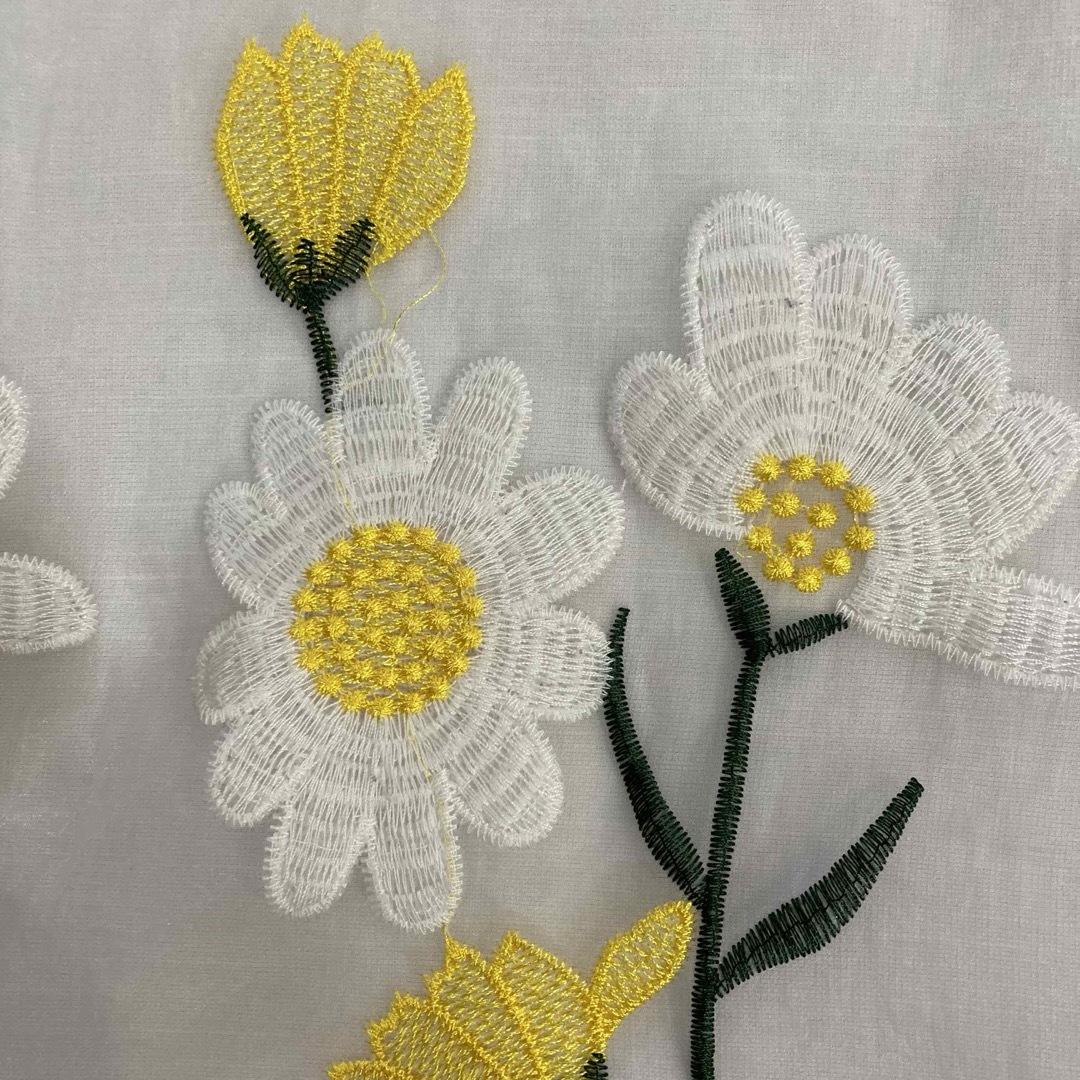 cawaii(カワイイ)のcawaii 花刺繍　白　シャツ　チュニック　ブラウス レディースのトップス(チュニック)の商品写真