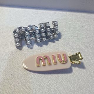 miumiu - miumiu エナメルメタルヘアクリップ 白 ホワイトの通販｜ラクマ