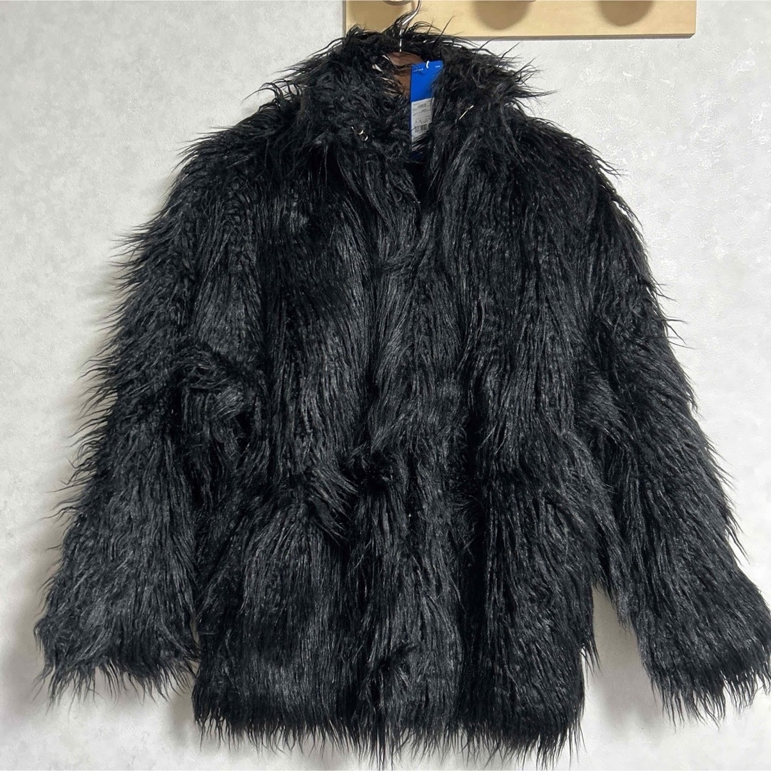 adidas(アディダス)のMサイズ adidas FUR JACKET ファージャケット HG6678 レディースのジャケット/アウター(毛皮/ファーコート)の商品写真