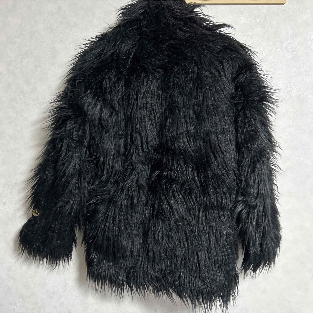 adidas(アディダス)のMサイズ adidas FUR JACKET ファージャケット HG6678 レディースのジャケット/アウター(毛皮/ファーコート)の商品写真