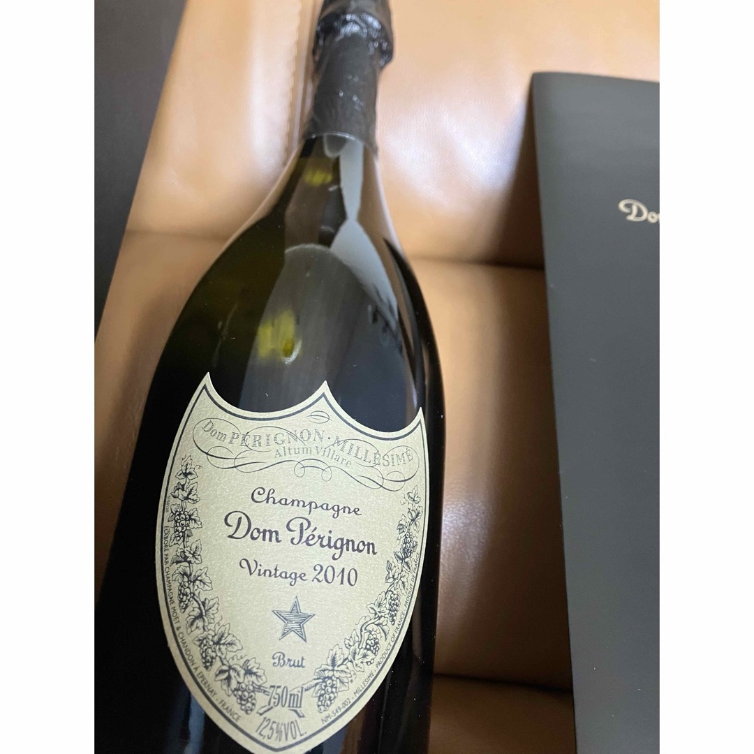 Dom Pérignon(ドンペリニヨン)のドンペリニヨン2010  新品　箱付き　お祝い　パーティーにも 食品/飲料/酒の酒(シャンパン/スパークリングワイン)の商品写真