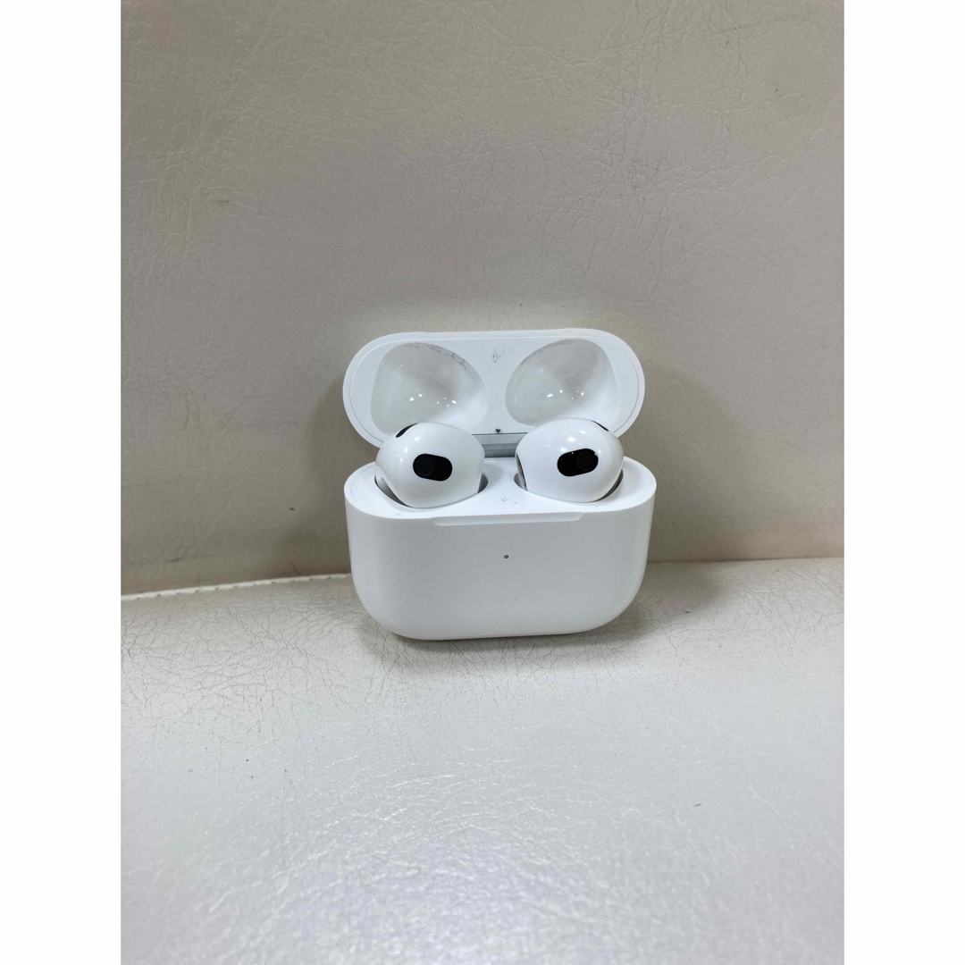 Apple(アップル)のAPPLE AirPods第3世代　箱あり　AirPods MV7N2J/A スマホ/家電/カメラのオーディオ機器(ヘッドフォン/イヤフォン)の商品写真