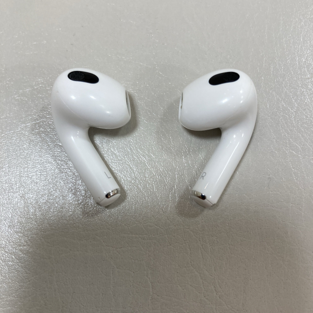 Apple(アップル)のAPPLE AirPods第3世代　箱あり　AirPods MV7N2J/A スマホ/家電/カメラのオーディオ機器(ヘッドフォン/イヤフォン)の商品写真