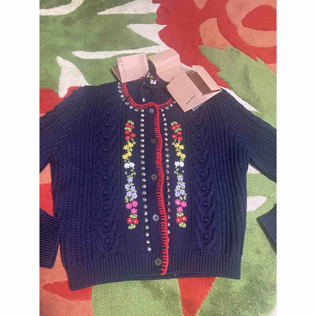 MIU MIU - ミュウミュウ スタッズ紺色刺繍カーディガン プラダ MIU MIU - ミュウミュウ スタッズ紺色刺繍カーディガン プラダ