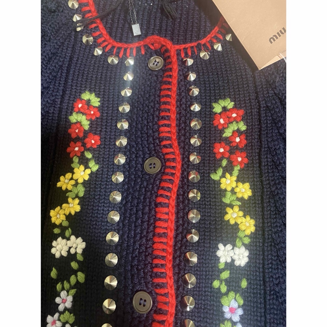 MIU MIU - ミュウミュウ スタッズ紺色刺繍カーディガン プラダ MIU MIU - ミュウミュウ スタッズ紺色刺繍カーディガン プラダ