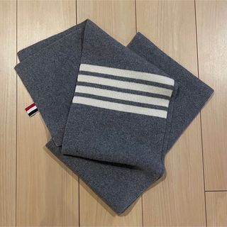 トムブラウン(THOM BROWNE)のThom Browne トムブラウンカシミヤ ユニセックス ライン付きマフラー(マフラー)