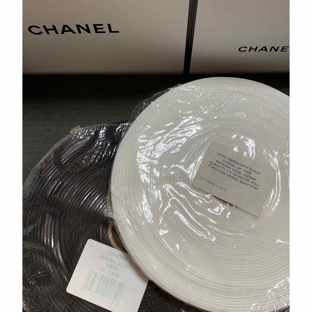 CHANEL(シャネル)の希少！1cm幅 CHANEL ラッピング リボン 2m インテリア/住まい/日用品のオフィス用品(ラッピング/包装)の商品写真