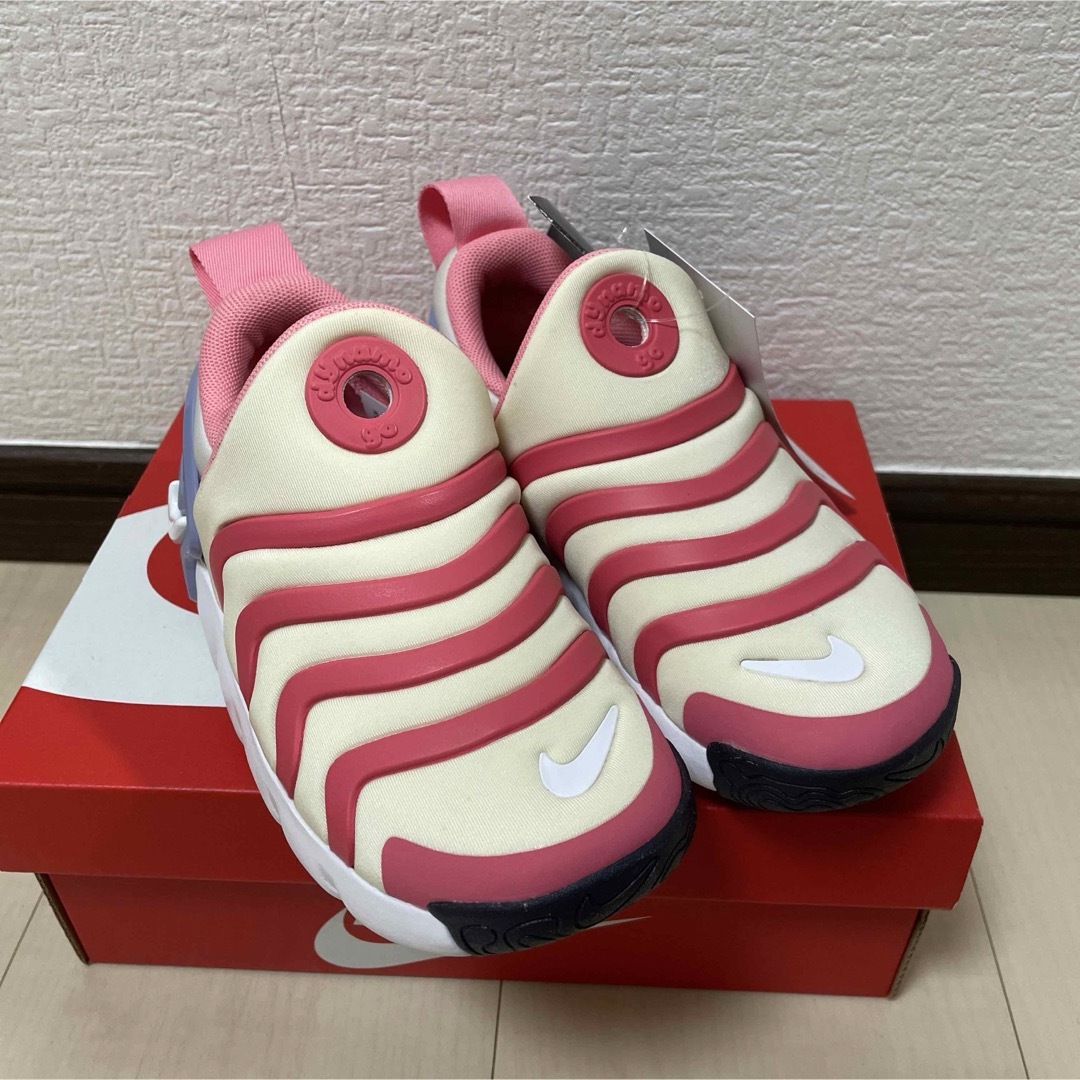 NIKE(ナイキ)の②新品ナイキNIKE☆ダイナモゴー18㎝☆ココナッツミルク/フォトンダスト100 キッズ/ベビー/マタニティのキッズ靴/シューズ(15cm~)(スニーカー)の商品写真