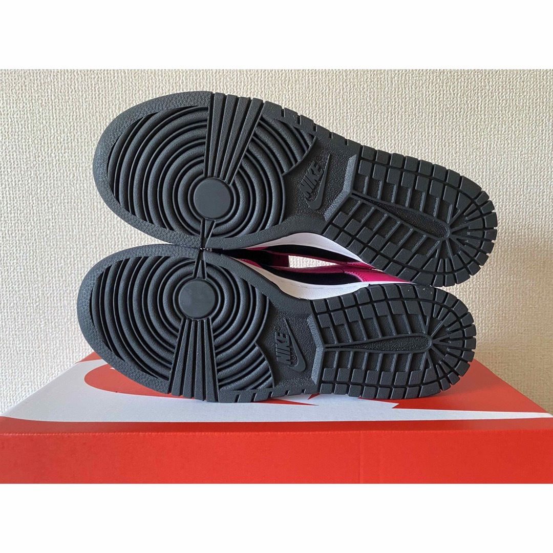 NIKE(ナイキ)のナイキ ウィメンズ ダンク ロー /ブラック/ファイヤーベリー　25cm レディースの靴/シューズ(スニーカー)の商品写真