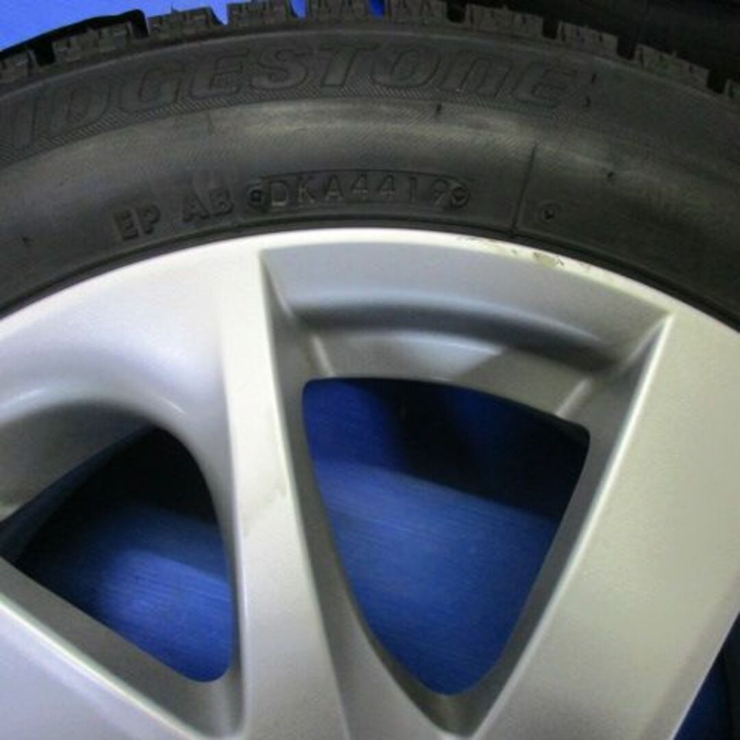 トヨタ(トヨタ)の店）アクア純正+175/60R16新品スタッドレス　アクア　ラクティス　ヴィッツ 自動車/バイクの自動車(タイヤ・ホイールセット)の商品写真