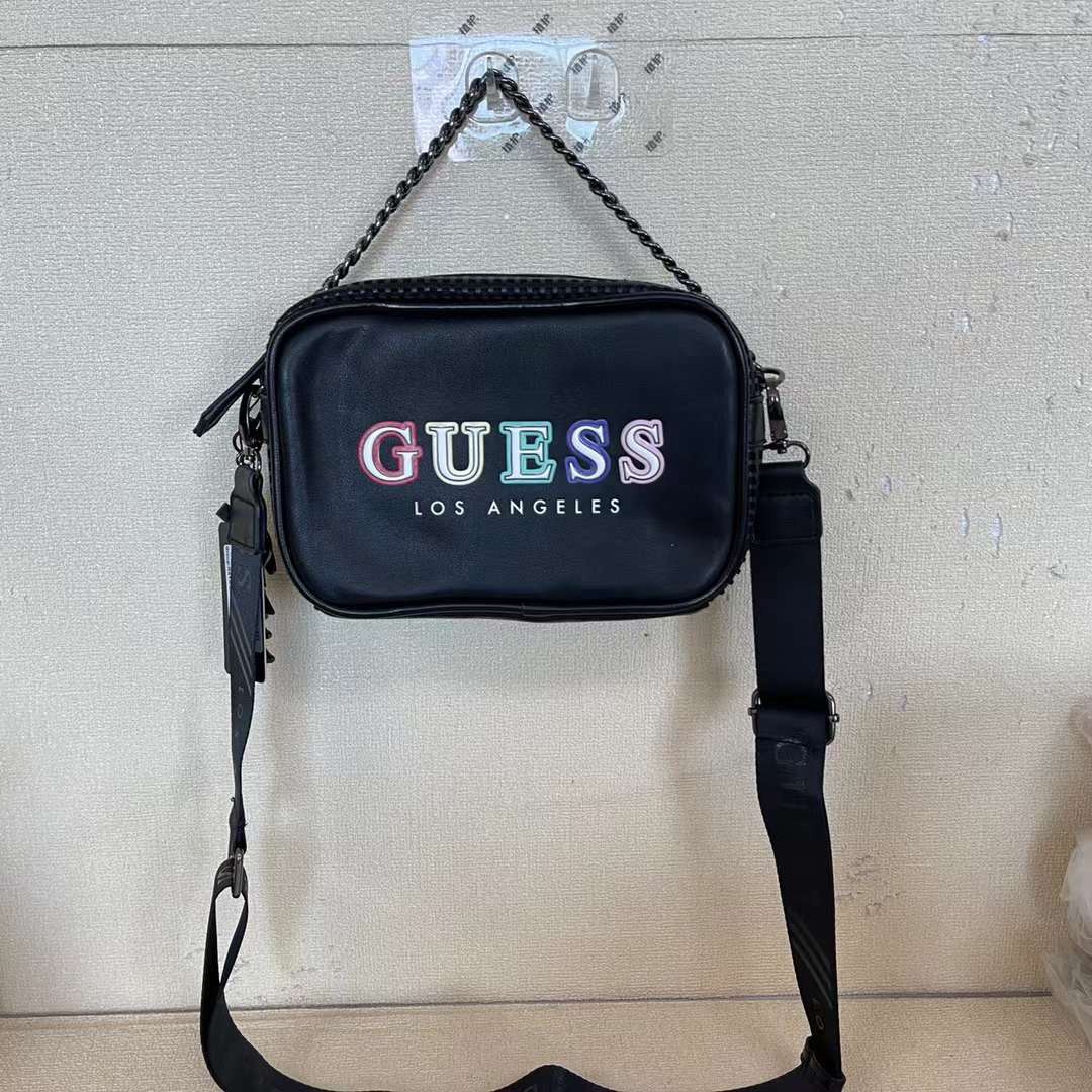 GUESS ショルダーバッグ メンズのバッグ(ショルダーバッグ)の商品写真