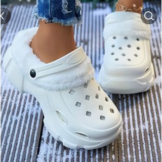 クロックス(crocs)の今月限定最終値下げ！新品未使用ファー付きクロックスサンダル(サンダル)