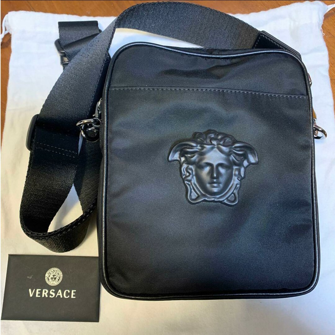 VERSACE(ヴェルサーチ)のVersace メドューサ　ショルダー  バッグ　ブラック メンズのバッグ(ショルダーバッグ)の商品写真